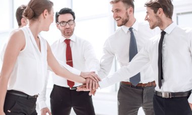 Şirket yakın up.employees birlikte ellerini katlanmış