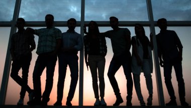 yaratıcı iş takım ayakta ofis pencere yakınındaki.