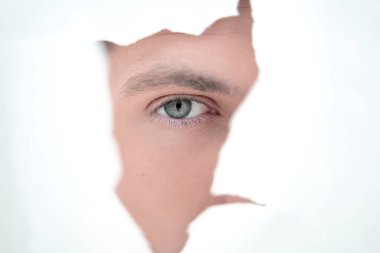 yakın çekim. Kağıt duvardaki bir delikten arıyor işadamı