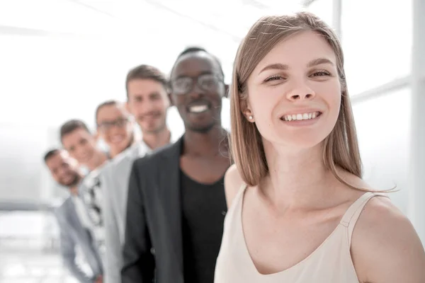Gente de negocios corporativos multiétnicos de pie en la oficina mirando a la cámara sonriendo — Foto de Stock