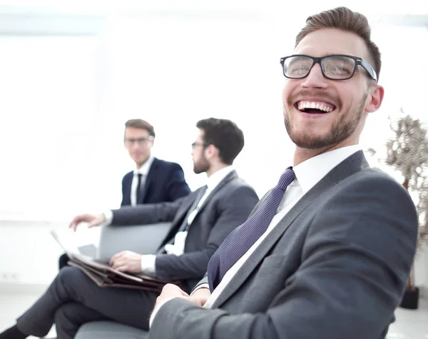 Feliz hombre de negocios sentado en la sala de espera oficina — Foto de Stock