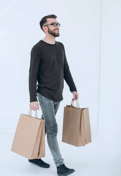 Portret van een man met een zak vol papier op een grijs — Stockfoto