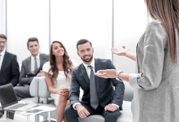 Mulher de negócios faz uma apresentação para a equipe de negócios . — Fotografia de Stock