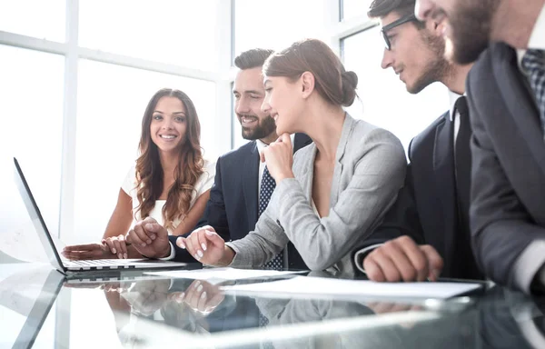 Professionelles Businessteam sitzt am Schreibtisch — Stockfoto