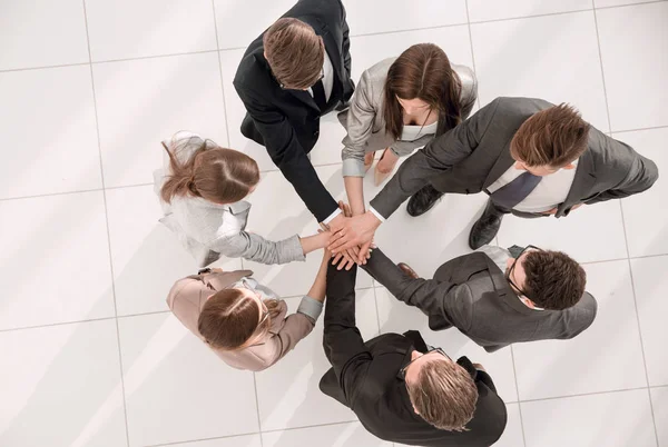 Top view.a groep werknemers staan in een cirkel — Stockfoto