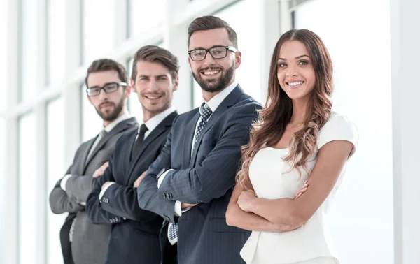 Framgångsrikt affärsteam står i ett ljust kontor — Stockfoto