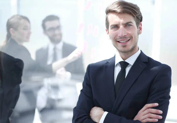 Úspěšný podnikatel, stojící v moderní kanceláři — Stock fotografie