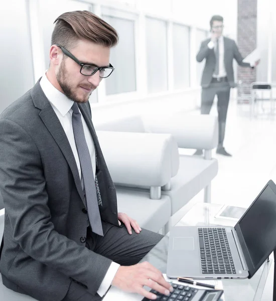 Empresario analizando los resultados de la transacción financiera . —  Fotos de Stock