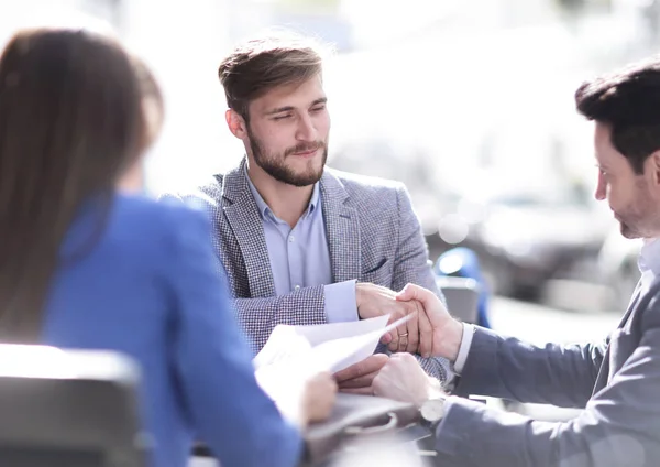 Träffa affärskollegor vid bordet av city café — Stockfoto