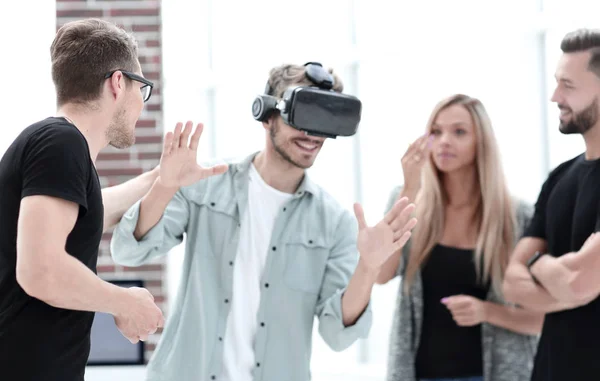 Positieve collega's testen VR-bril — Stockfoto