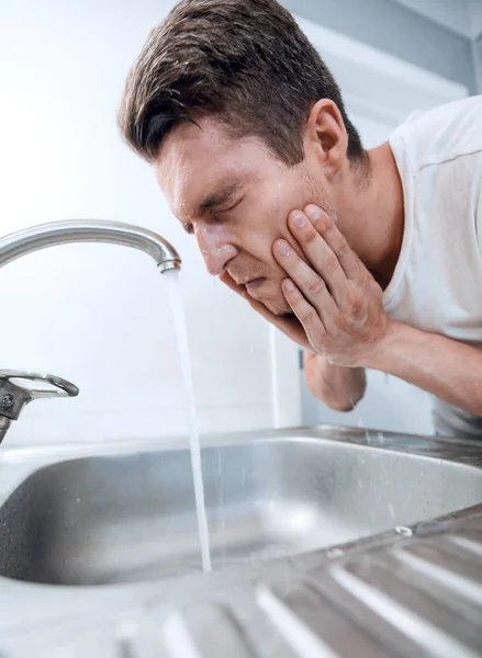 Nauwe up.a jonge man wast in de badkamer in de ochtend — Stockfoto