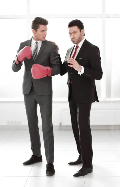 Два бизнесмена выбирают свою бизнес-стратегию — стоковое фото