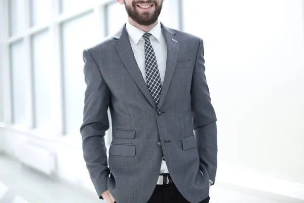 Close up.handsome empresário de pé no escritório — Fotografia de Stock