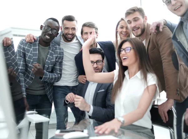 Equipo empresarial profesional a la espera de resultados en línea — Foto de Stock