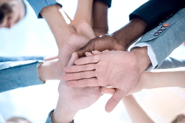 Vista de ángulo bajo de personas en forma que apilan las manos — Foto de Stock