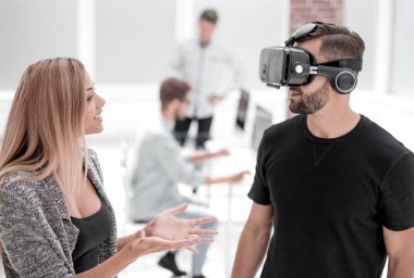 ofiste ayakta işadamı