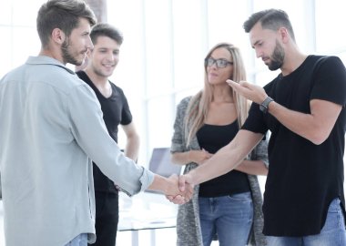 toplantı sonrasında meslektaşları el sıkışma.