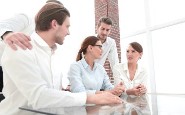 Konferans odasında bir masada oturan iş takım