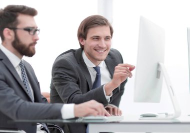 iş arkadaşları yeni veri, Masa başında oturan görüşüyorlar