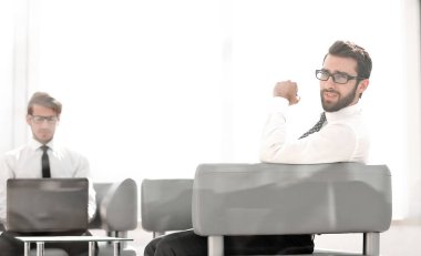 İş geçmişi. Çalışanlar ofis lobisinde oturuyor.