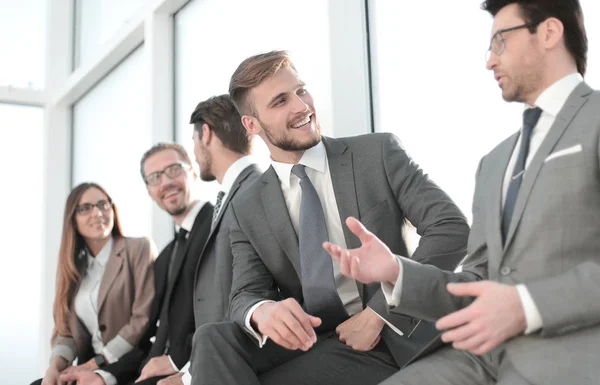 Alegres empleadores que trabajan en el concepto de oficina — Foto de Stock