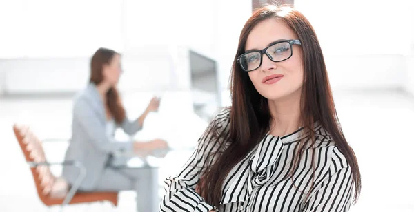 Attraktive Geschäftsfrau im Hintergrund des Büros — Stockfoto