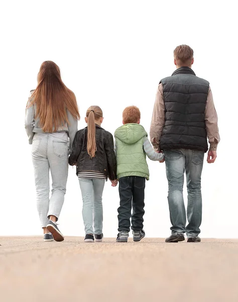 Achterste view.happy familie samen wandelen. — Stockfoto