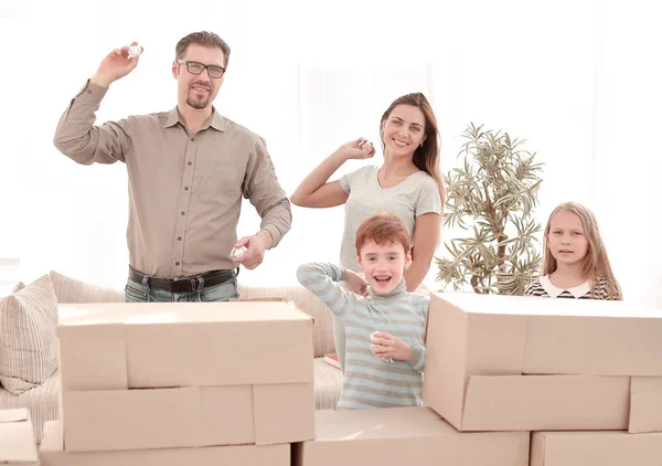 Família feliz de pé em novo apartamento . — Fotografia de Stock