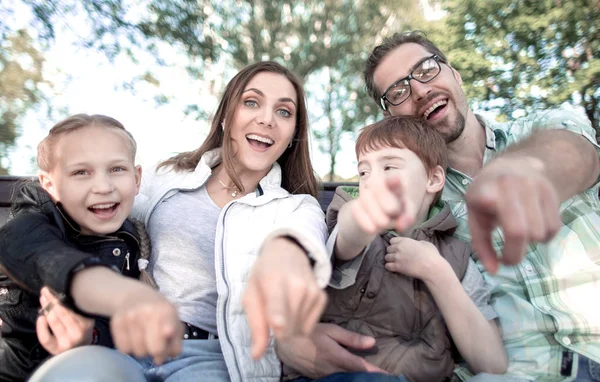 Stäng up.smiling familj pekar på dig — Stockfoto