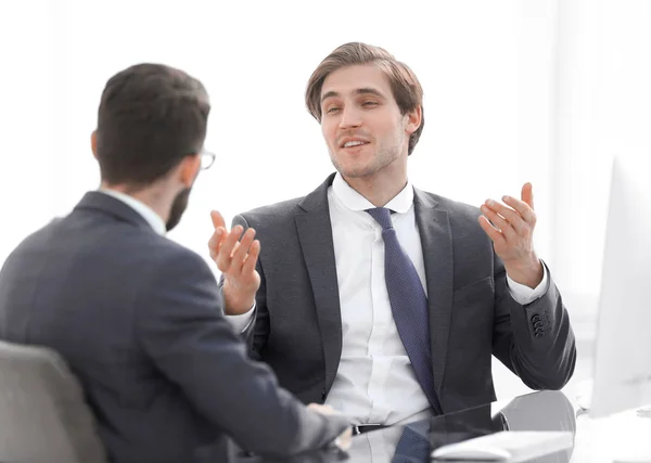 Jóvenes socios de negocios estrechan la mano — Foto de Stock