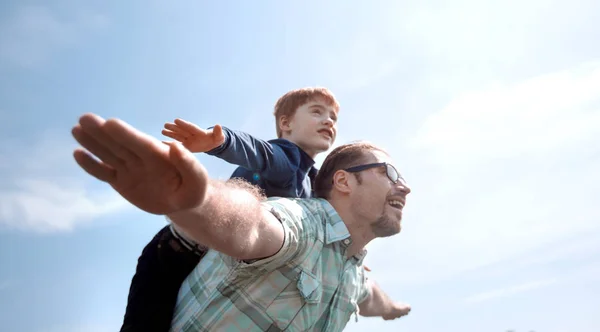 Père et fils passent du temps ensemble — Photo