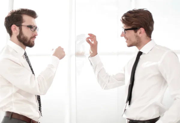 Deux hommes d'affaires debout dans un bureau moderne avec des murs de verre — Photo