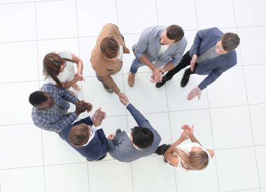 Üst düzey iş ekibi ve iş ortaklarının el sıkışması.