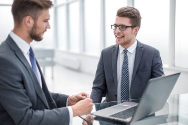 up.colleagues masa başında oturan bilgi tartışırken kapatın
