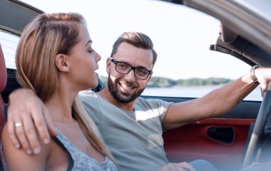 Cabrio bir arabada seyahat up.newlyweds kapatın