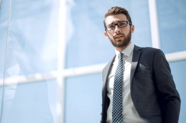 genç işadamı ofis pencere ayakta