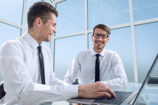 Affärsgrupp diskuterar tillsammans planer — Stockfoto