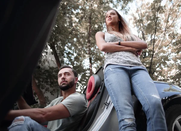 Junges Paar, das mit Auto unterwegs ist, macht Halt — Stockfoto
