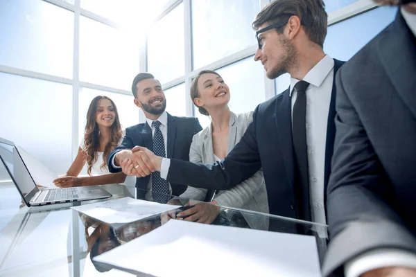 Parceiros comerciais handshake sentados à mesa das negociações — Fotografia de Stock