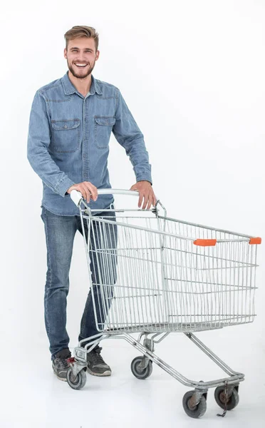 Úspěšný mladý muž s nákupním košíkem — Stock fotografie