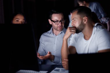 finansal veriler tartışırken çalışanlar