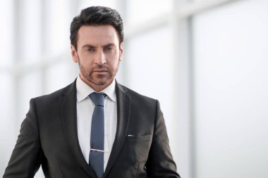 ofis pencere arka plan üzerinde ciddi iş adamı