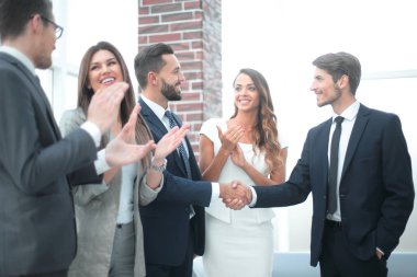 Yeni iş ortakları mutlu iş takım alkışlar