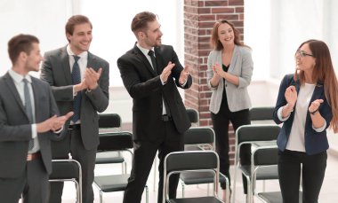 Konferans kazanan takım alkışlar