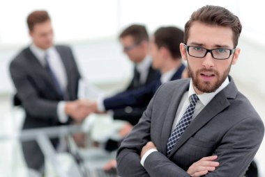 office arka plan üzerinde gülümseyen iş adamı