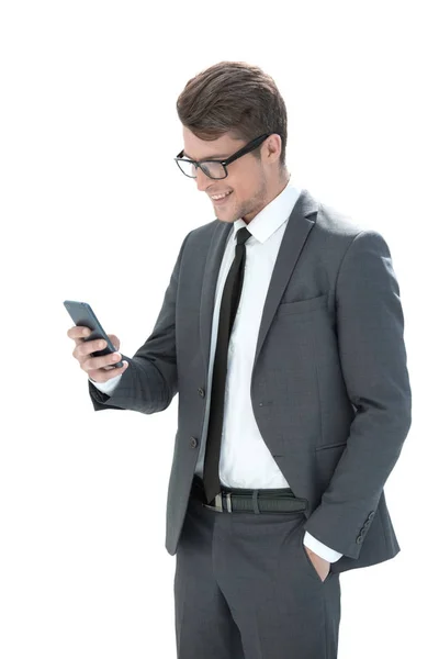 Mosolygó üzletember nézi a képernyőn az okostelefon — Stock Fotó