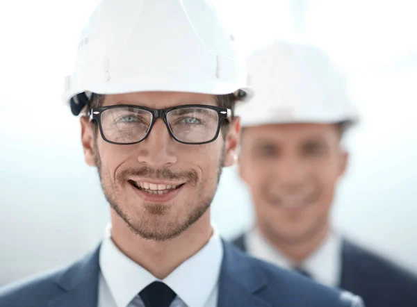 Jóvenes empresarios en obra —  Fotos de Stock