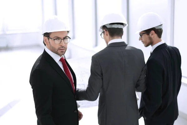 Tylne view.businessman i architektów, stojąc w nowym biurze — Zdjęcie stockowe