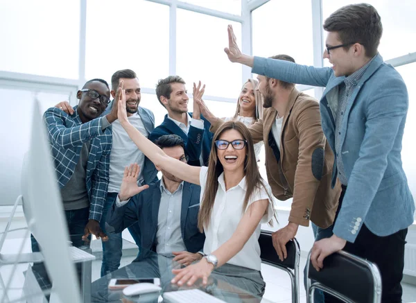 Equipe de negócios ambiciosa comemorando o sucesso no escritório — Fotografia de Stock