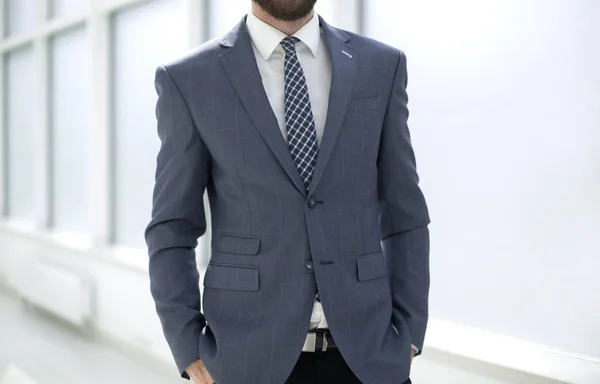 Close up .handsome businessman standing in the office — стоковое фото